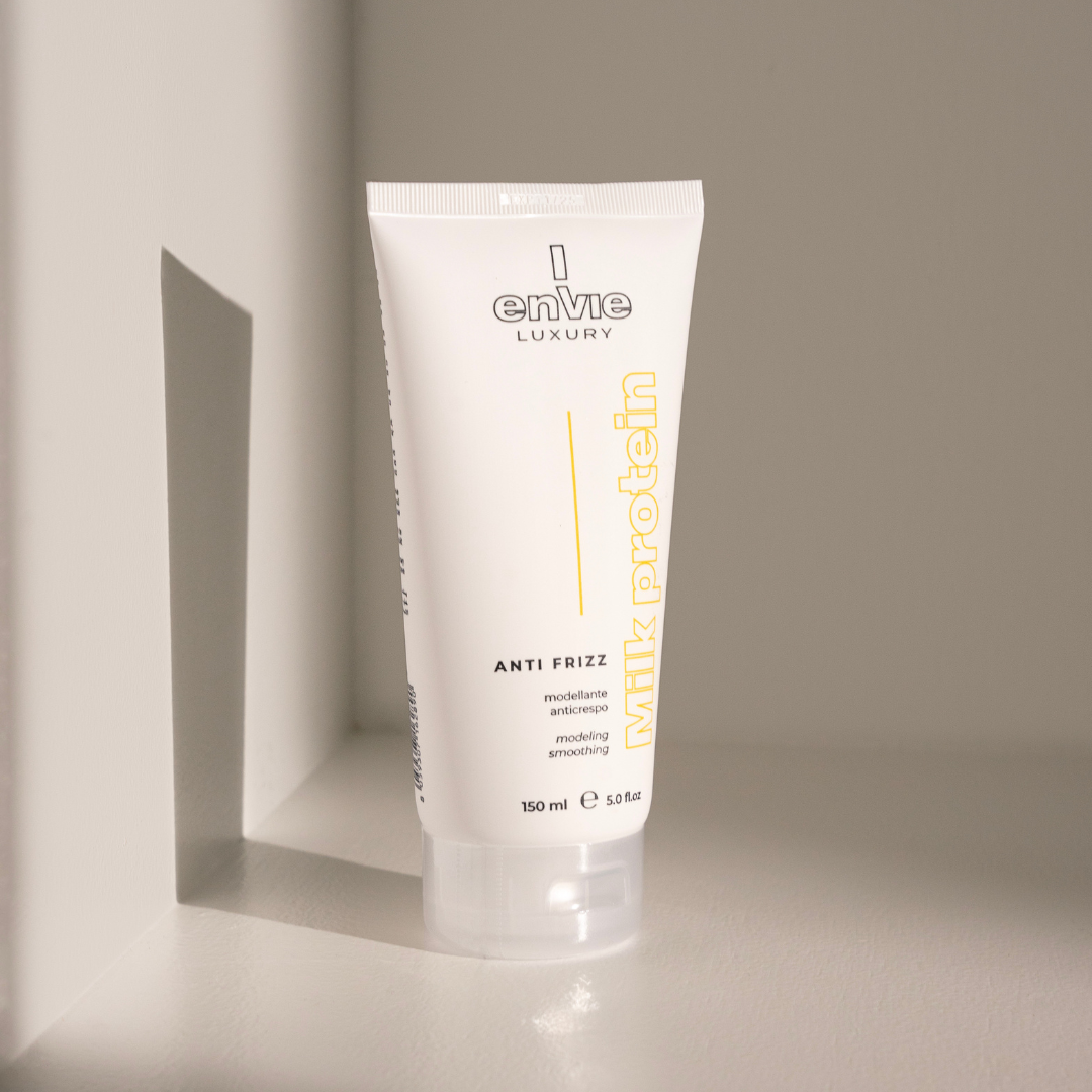 Флюїд з рогладжуючим ефектом з молочними протеїнами LUXURY MILK ENVIE 150 мл