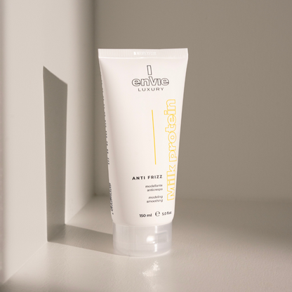 Флюїд з рогладжуючим ефектом з молочними протеїнами LUXURY MILK ENVIE 150 мл